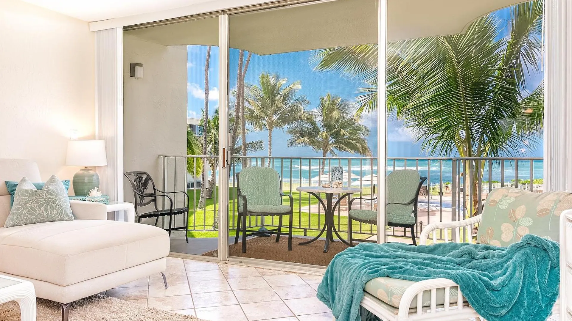 ***Serendipity On The Moana - Legal & Oceanfront - Great For Work & Play!*** Waianae Apartment