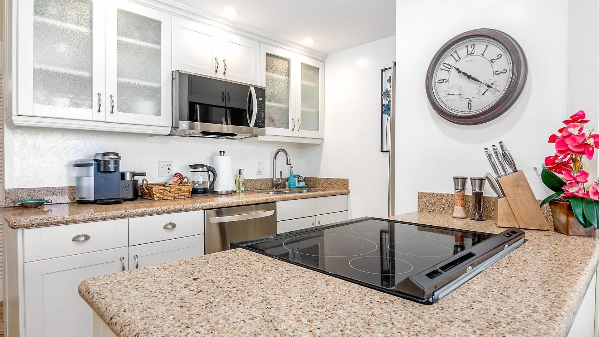 ***Serendipity On The Moana - Legal & Oceanfront - Great For Work & Play!*** Waianae Apartment